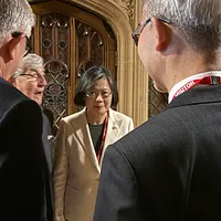 台湾・前総統の蔡英文(中央)はロンドン時間15日に英国議会を訪問し、特別講演を行った。(蔡英文オフィス提供) 台湾・前総統の蔡英文(中央)はロンドン時間15日に英国議会を訪問し、特別講演を行った。(蔡英文オフィス提供)