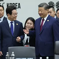 2025年10月31日、APEC首脳会議に出席した中国国家主席・習近平氏と韓国大統領・李在明氏が会談した。(AP通信) 2025年10月31日、APEC首脳会議に出席した中国国家主席・習近平氏と韓国大統領・李在明氏が会談した。(AP通信)