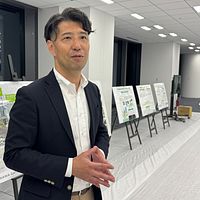 8月23日、高輪ゲートウェイシティでのドローンショー終了後、JR東日本の出川智之マネージャーが取材に応じ、成果と今後の展望を語った。(写真/黃信維撮影) 8月23日、高輪ゲートウェイシティでのドローンショー終了後、JR東日本の出川智之マネージャーが取材に応じ、成果と今後の展望を語った。(写真/黃信維撮影)