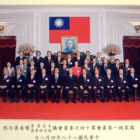李登輝主持國家統一委員會後與全體委員合影。(1999年4月)(前國統會委員趙守博提供) 李登輝主持國家統一委員會後與全體委員合影。(1999年4月)(前國統會委員趙守博提供)