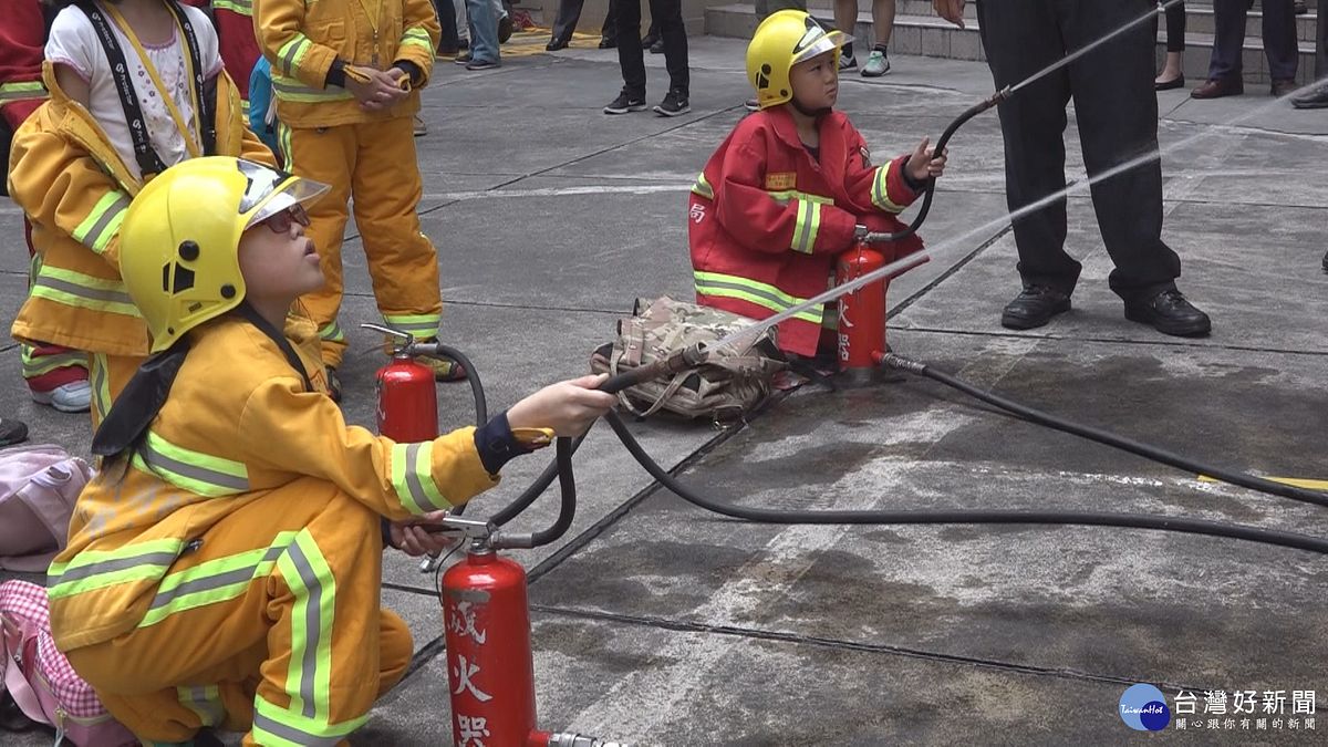 學童擔任一日消防員 學自救助人防災觀念 學童擔任一日消防員 學自救助人防災觀念