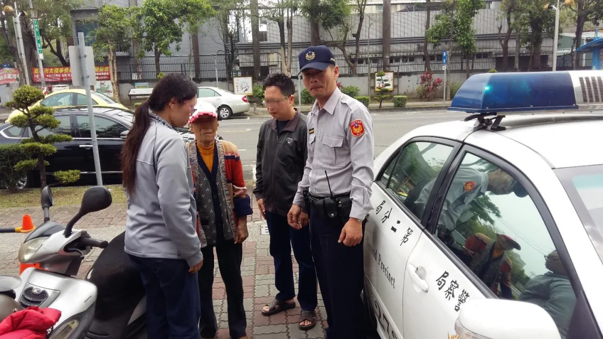 老婦人外出迷途 嘉義員警獲報通知家屬帶回