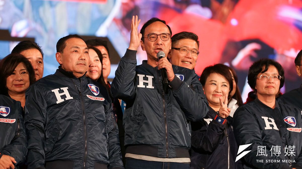 20200109-民黨總統候選人韓國瑜「台灣安全、人民有錢」晚會9日晚間在凱道前登場,圖為朱立倫與多位縣市長同台並致詞。(簡必丞攝) 20200109-民黨總統候選人韓國瑜「台灣安全、人民有錢」晚會9日晚間在凱道前登場,圖為朱立倫與多位縣市長同台並致詞。(簡必丞攝)