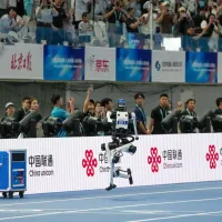 北京で開催された第2回世界人形機器人運動会。100メートル走で人類の世界記録を上回るロボットが登場した一方、ゴール直後に転倒する機体が相次いだ。(写真/新華社) 北京で開催された第2回世界人形機器人運動会。100メートル走で人類の世界記録を上回るロボットが登場した一方、ゴール直後に転倒する機体が相次いだ。(写真/新華社)