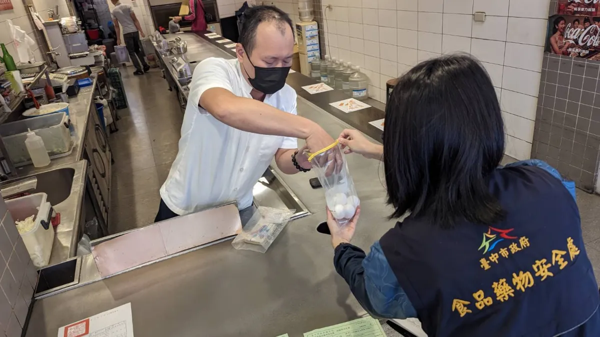 中市食安處抽驗鐵板燒業者之食材。(圖/台中市政府)