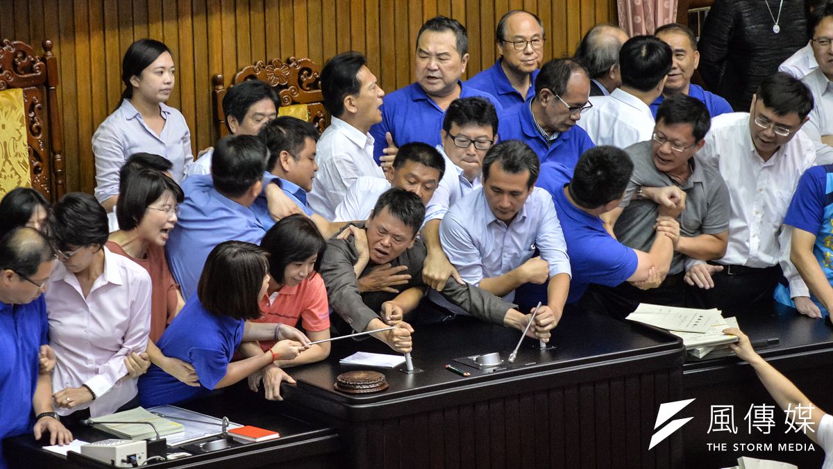 立法院臨時會針對前瞻基建設1期預算的提案進行表決,國民黨團在上午9點前開會前,一度由書記長林為洲率藍委突襲攻佔主席台。(甘岱民攝) 立法院臨時會針對前瞻基建設1期預算的提案進行表決,國民黨團在上午9點前開會前,一度由書記長林為洲率藍委突襲攻佔主席台。(甘岱民攝)