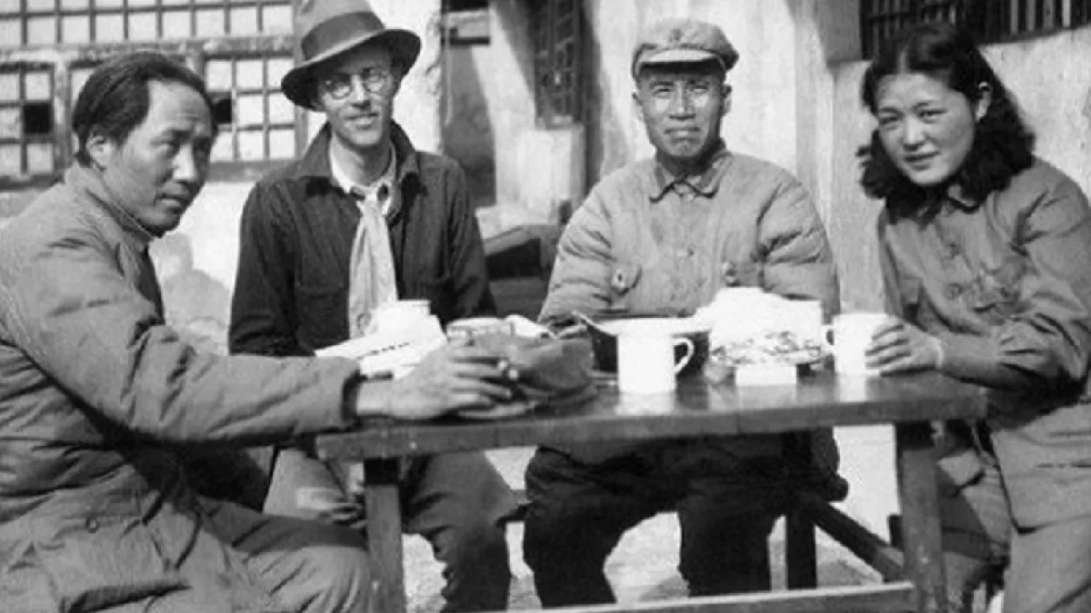 號稱延安第一美女的吳莉莉(吳光偉,右)於1949年來台。
