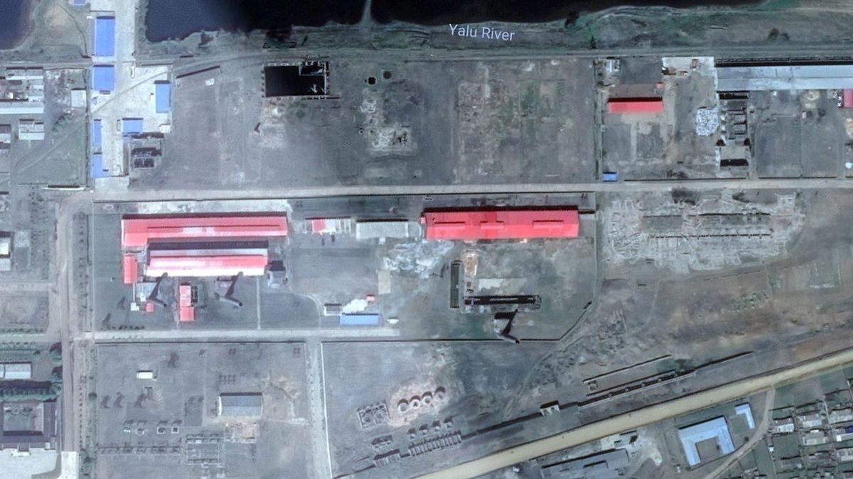 美國智庫「科學暨國際安全研究所」發現,北韓疑似在鴨綠江邊建設工廠(紅屋頂處),製造核武需要的高純石墨。(截自Google地圖) 美國智庫「科學暨國際安全研究所」發現,北韓疑似在鴨綠江邊建設工廠(紅屋頂處),製造核武需要的高純石墨。(截自Google地圖)