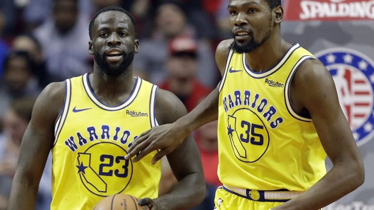 也許是爭吵過的緣故,杜蘭特(右)主動要求格林(左)學會情緒管理。(美聯社) 也許是爭吵過的緣故,杜蘭特(右)主動要求格林(左)學會情緒管理。(美聯社)