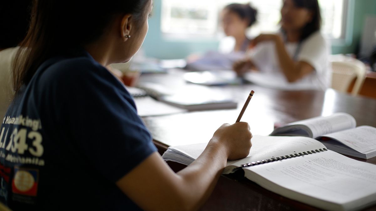 國內曾有統計資料顯示,讓孩子從幼稚園至大學「都讀公立學校」,一切的花費加起來,養一小孩至少需新台幣203萬。(資料照,美聯社) 國內曾有統計資料顯示,讓孩子從幼稚園至大學「都讀公立學校」,一切的花費加起來,養一小孩至少需新台幣203萬。(資料照,美聯社)