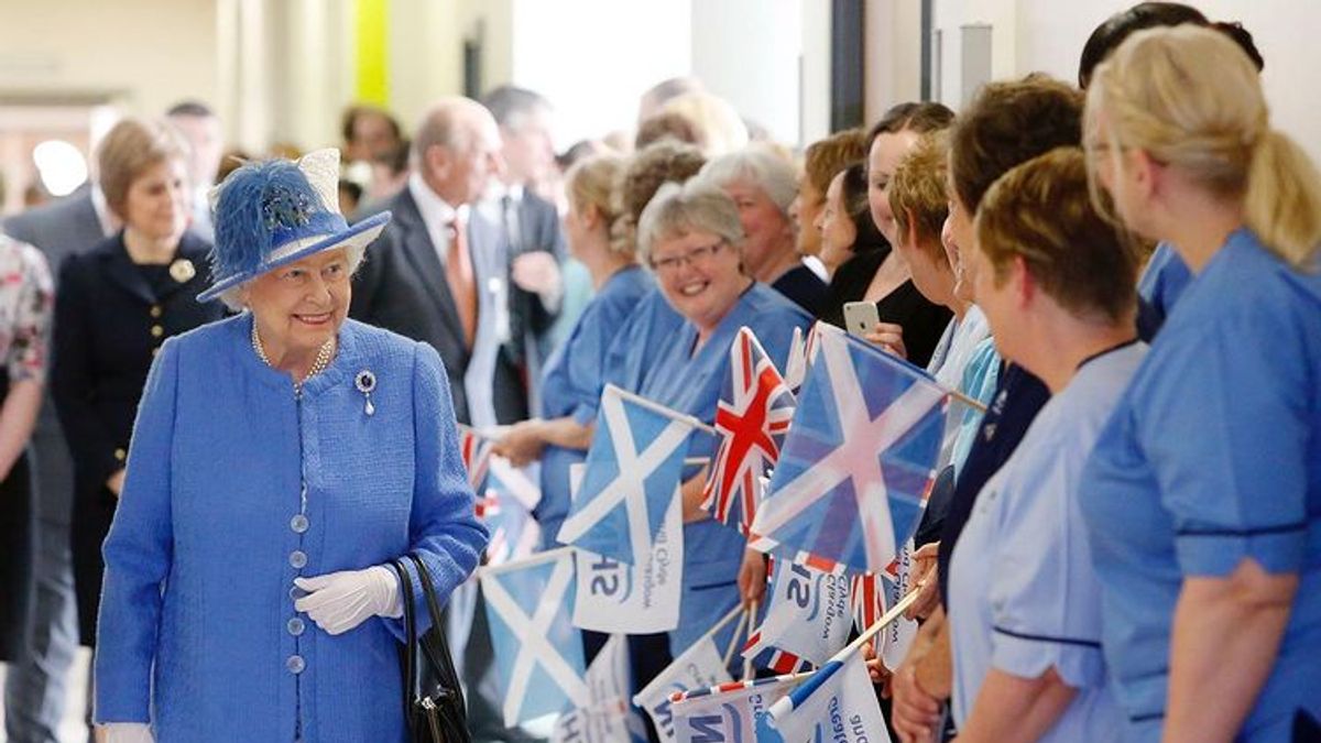 從美麗的天真少女,蛻變成認真工作的母親,最後成長為睿智的祖母,英國女王伊莉莎白二世傳奇的一生,讓她贏得全世界的尊重。(圖/取自theroyalfamily@instagram) 從美麗的天真少女,蛻變成認真工作的母親,最後成長為睿智的祖母,英國女王伊莉莎白二世傳奇的一生,讓她贏得全世界的尊重。(圖/取自theroyalfamily@instagram)