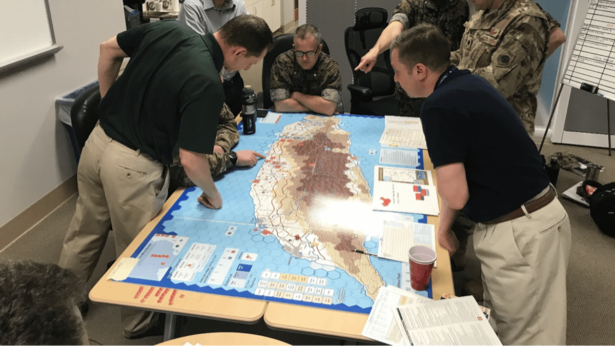 美國陸戰隊戰爭學院的戰略研究教授詹姆斯・萊西(James Lacey)的兵棋推演課程。(翻攝網路) 美國陸戰隊戰爭學院的戰略研究教授詹姆斯・萊西(James Lacey)的兵棋推演課程。(翻攝網路)