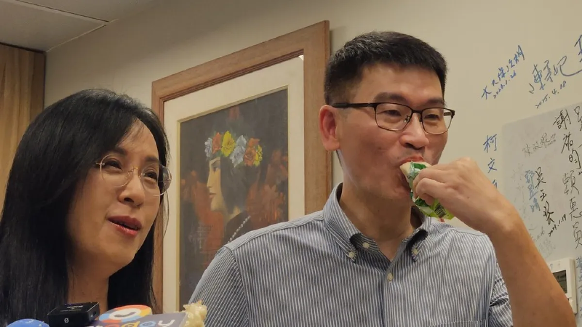 鳳梨釋迦發言引討論 陳瑩邀梁文傑品嚐冰棒(中央社)