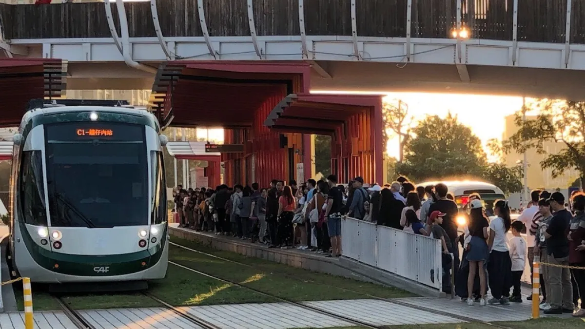 高雄市今年春節交通及重要景點人潮創下新高。(圖/高雄市政府提供)