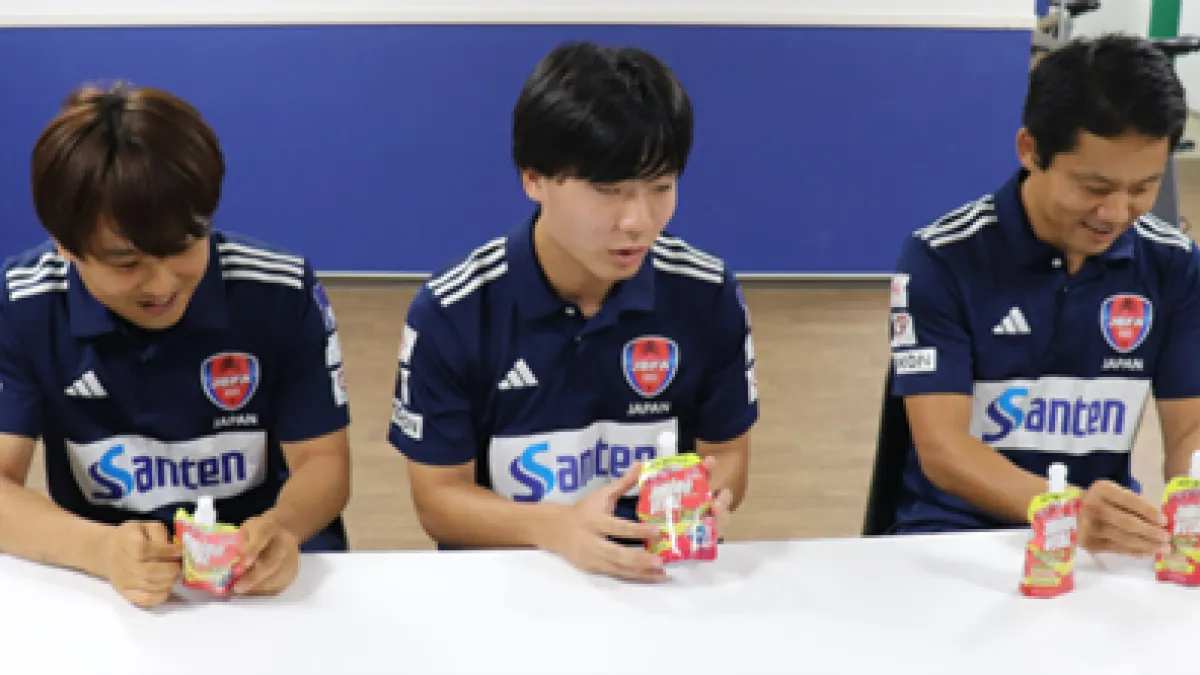 味の素は、ブラインドサッカー日本代表選手との対話を通じ、側面に波状の凹凸を施し、視覚に頼らず手触りで識別できる「アミノバイタル」の新パッケージを開発。全国で順次販売を開始した。(味の素株式会社提供)