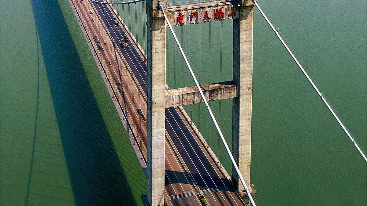 中國虎門大橋在沒有地震和颱風的情況下,橋面版發生明顯的上下起伏波浪式晃動。(新華社) 中國虎門大橋在沒有地震和颱風的情況下,橋面版發生明顯的上下起伏波浪式晃動。(新華社)