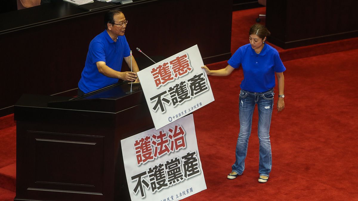 立院臨時院會審黨產條例,國民黨書記長林德福帶看板上台陳述意見。(陳明仁攝) 立院臨時院會審黨產條例,國民黨書記長林德福帶看板上台陳述意見。(陳明仁攝)