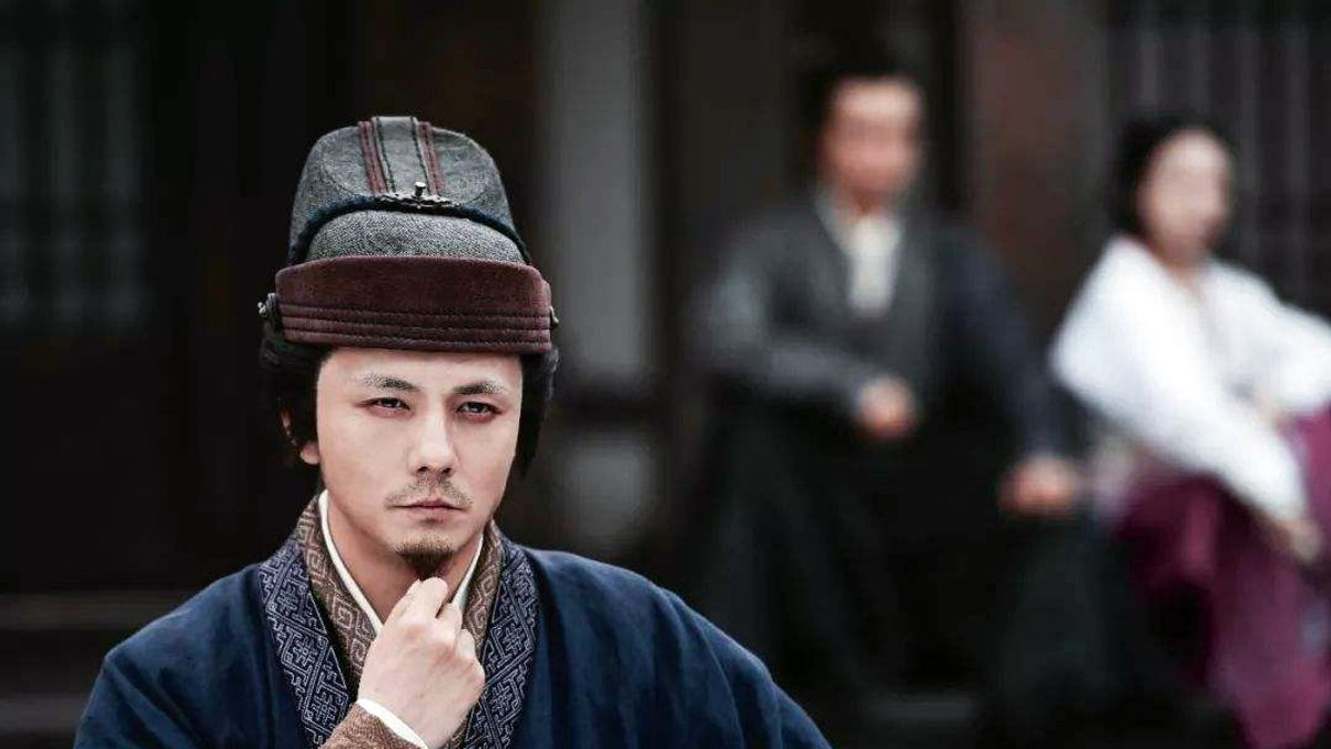 賈詡不只是聰明伶俐的謀士,他因為善於分析情勢才得以在三國亂世中生存。(圖/取自三國機密之潛龍在淵臉書) 賈詡不只是聰明伶俐的謀士,他因為善於分析情勢才得以在三國亂世中生存。(圖/取自三國機密之潛龍在淵臉書)