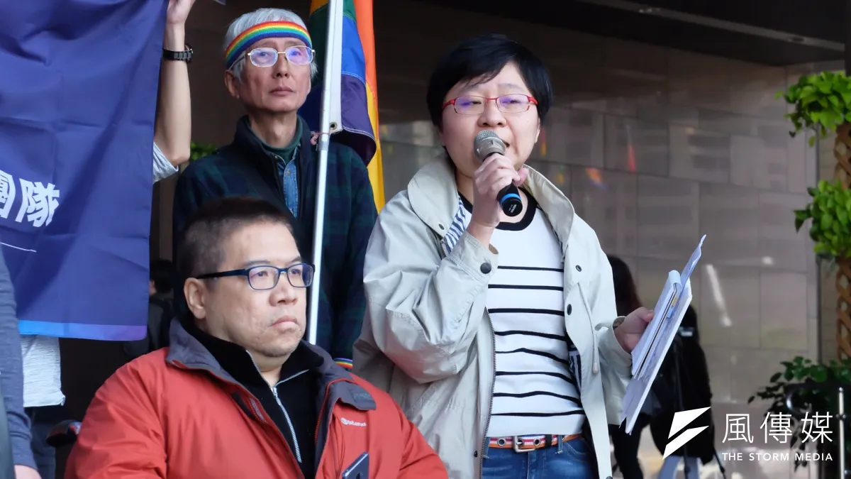 2018-03-12-擔憂反同家長將入主性別平等教育委員會,伴侶盟12日再赴北市府前抗議。伴侶盟秘書長簡至潔發言。(謝孟穎攝)