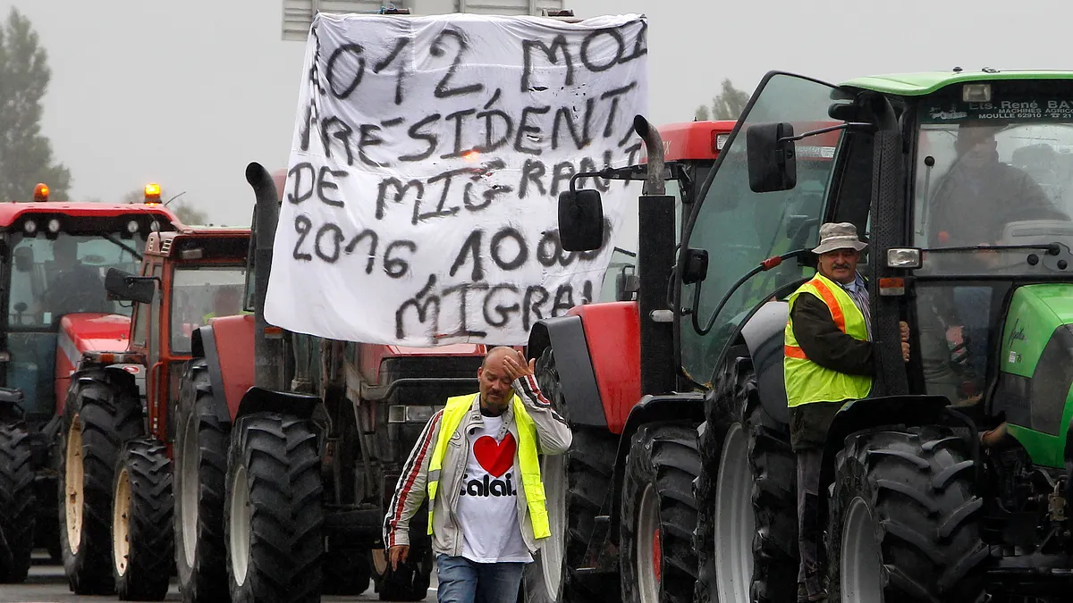 法國北部邊境港市加萊的貨車司機、農夫、當地居民5日封路抗議,要求政府盡快拆除難民營,還當地人一個安全清靜的生活。(美聯社)