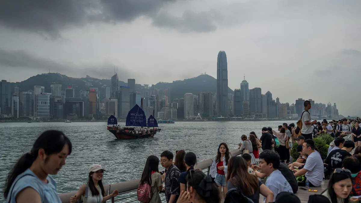 圖為香港維多利亞港邊聚集大批遊客。(美聯社)