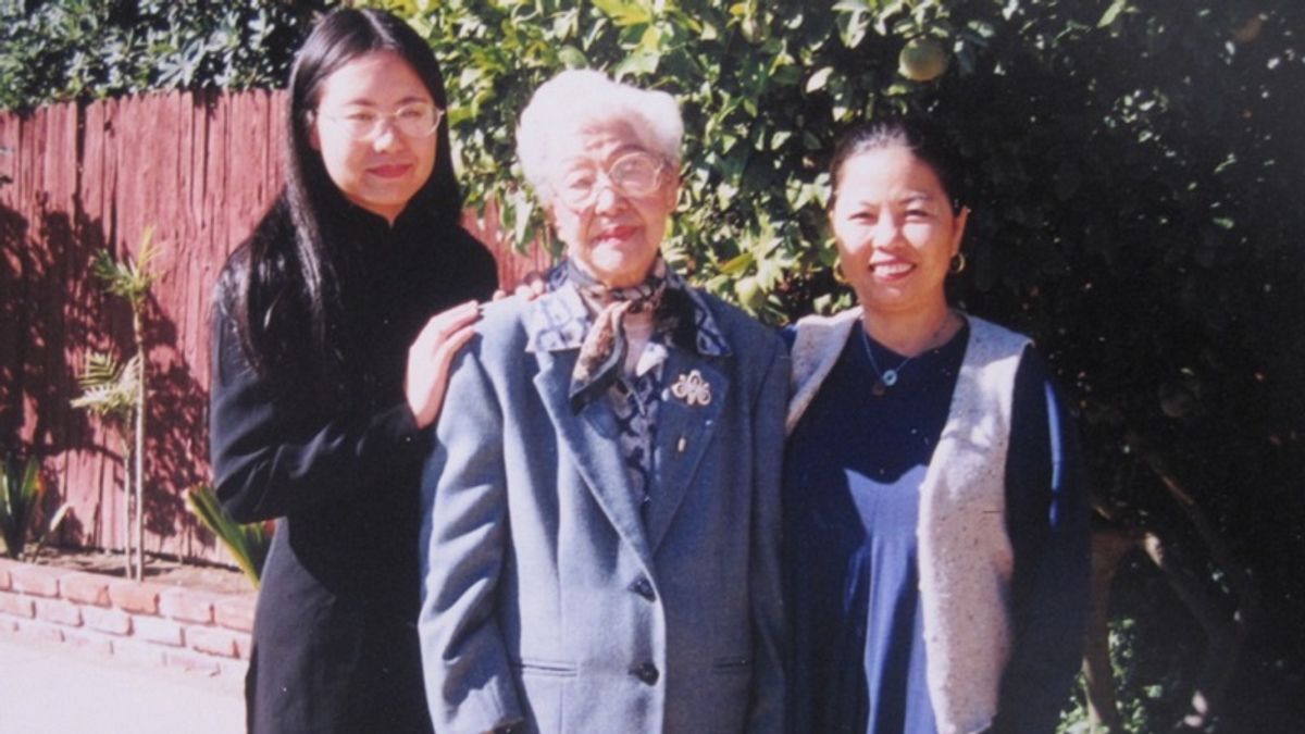 抗日鬥士簡娥和來自北京詩人王露秋(左)、 作者王育梅(右)1998年9月攝於簡娥位於美國雅凱迪亞住宅後花園。(王育梅提供) 抗日鬥士簡娥和來自北京詩人王露秋(左)、 作者王育梅(右)1998年9月攝於簡娥位於美國雅凱迪亞住宅後花園。(王育梅提供)