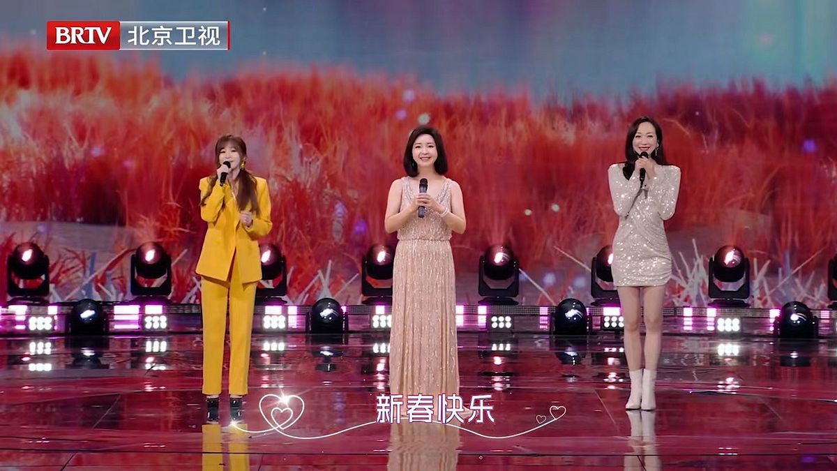 虛擬鄧麗君(中)與王心凌(左)、韓雪(右)共同演繹《我只在乎你》。(圖/數字王國提供) 虛擬鄧麗君(中)與王心凌(左)、韓雪(右)共同演繹《我只在乎你》。(圖/數字王國提供)