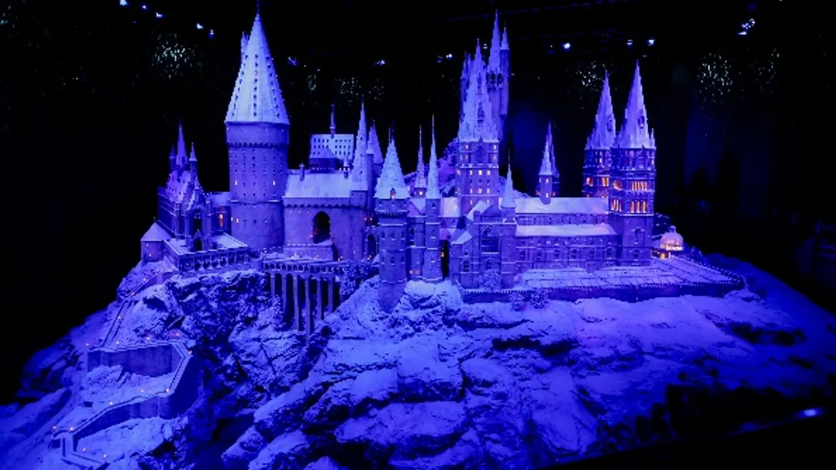スタジオツアー東京は11月8日から「ホグワーツ・イン・ザ・スノー」を開催し、映画さながらの幻想的なクリスマス演出を披露する。(写真/ワーナー・ブラザース スタジオツアー東京 PR事務局提供) スタジオツアー東京は11月8日から「ホグワーツ・イン・ザ・スノー」を開催し、映画さながらの幻想的なクリスマス演出を披露する。(写真/ワーナー・ブラザース スタジオツアー東京 PR事務局提供)