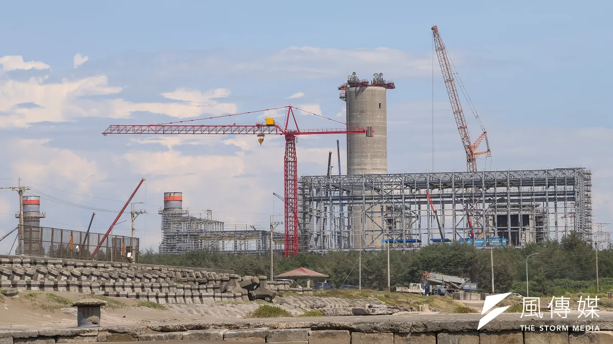 為了大潭電廠增建燃氣複循環機組發電計畫工程,指揮中心同意經濟部提案的「專案引進」移工。(顏麟宇攝)