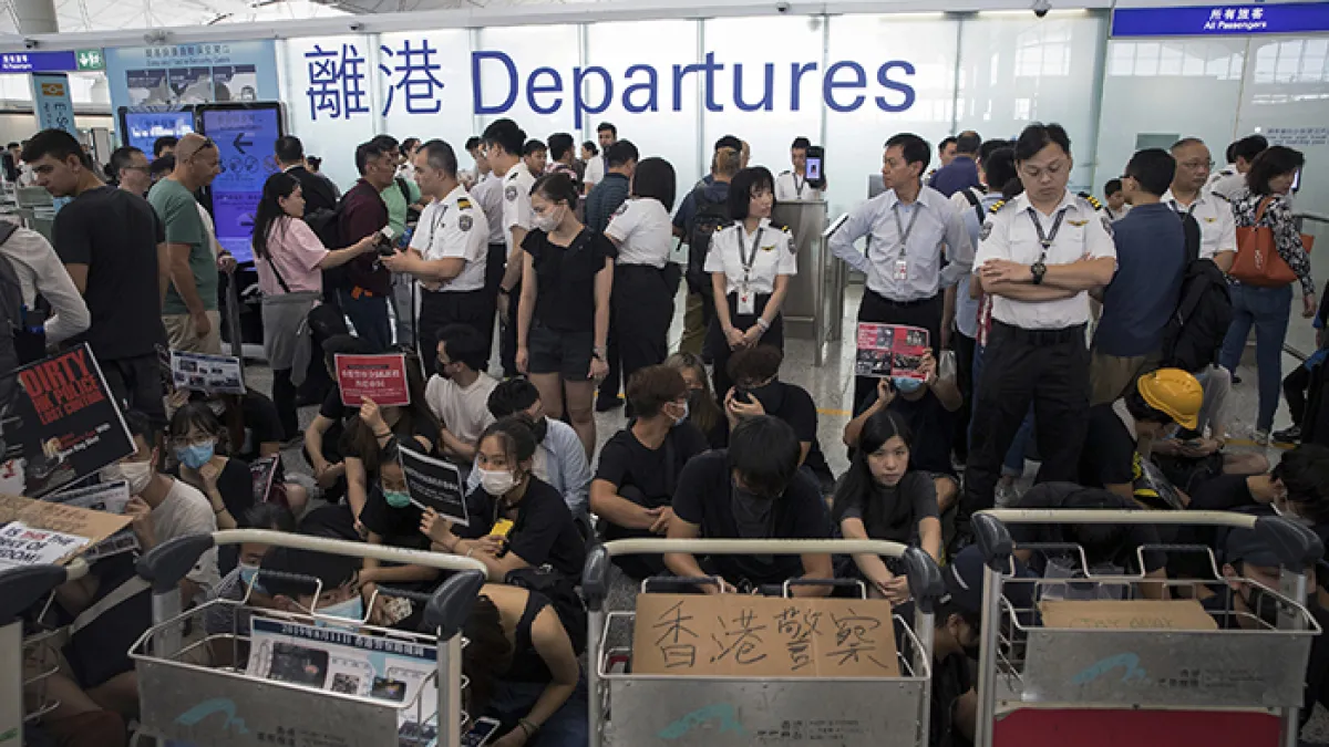 2019年8月13日,「反送中」示威者讓香港機場癱瘓。(美聯社)