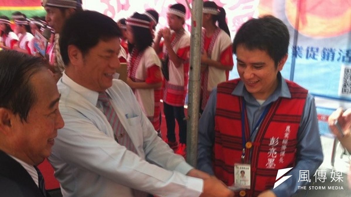 國民黨立委張慶忠花了一萬元,買下新竹五峰鄉甜桃。(張文馨攝) 國民黨立委張慶忠花了一萬元,買下新竹五峰鄉甜桃。(張文馨攝)