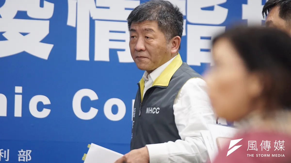 日前網路流傳恐嚇中央流行疫情指揮中心指揮官陳時中(左)的言論,法務部調查局6日表示,經過追查,相關言論是由1名中國交換生在網路散布。(資料照,盧逸峰攝)