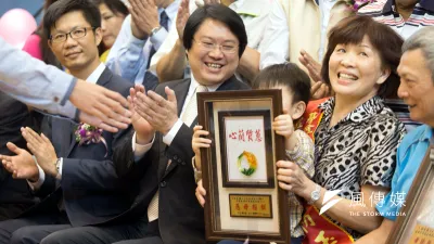 市長恭賀獲表揚的母親。(圖/張毅攝)