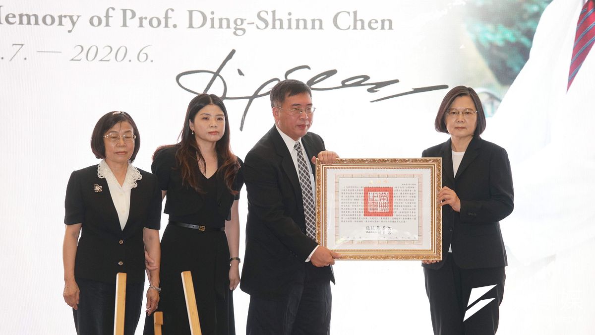 總統蔡英文今日出席中研院院士陳定信追思會,頒發褒揚令。(盧逸峰攝) 總統蔡英文今日出席中研院院士陳定信追思會,頒發褒揚令。(盧逸峰攝)