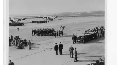 以南斯拉夫皇家空軍飛行員為主力的第512中隊,於1943年10月6日在美國加州 成立,並由羅斯福總統本人出席親自見證。(美國國家檔案館)