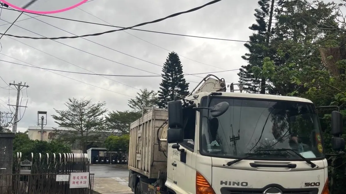 以空拍機查看車頂是否有無確實覆蓋,如此才能保證不會將動物屍體溢出。(圖/新北市動保處提供)