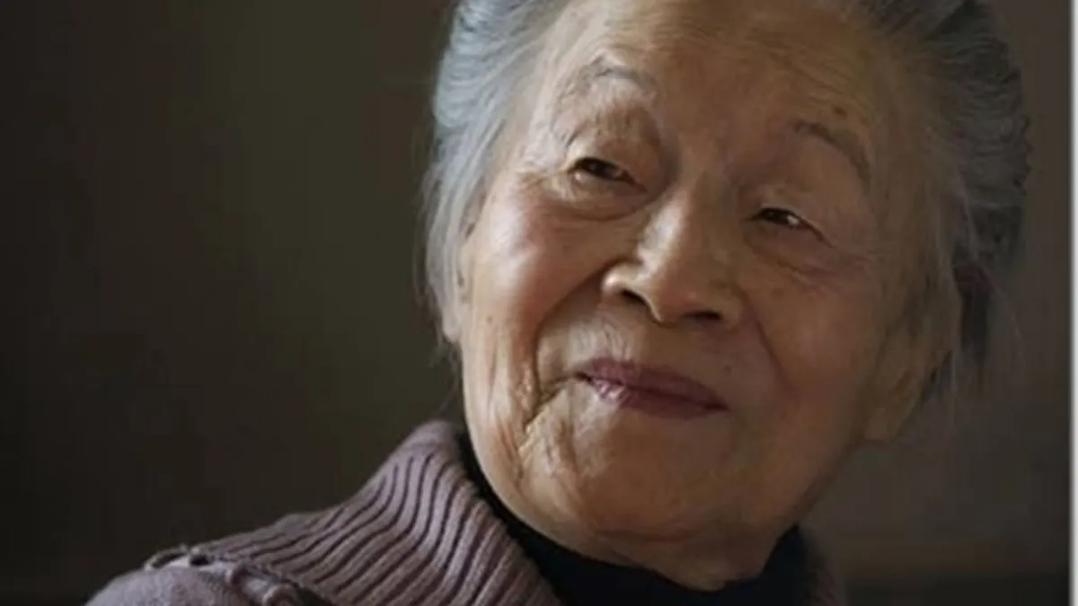 就讀蘇州東吳大學時期的楊絳十分引人注目,與楊絳為大學同班同學、著名社會學家費孝通曾稱楊絳是他的初戀,不過楊絳表示「費的初戀不是我的初戀」,還曾在晚年費孝通來訪時,一語雙關地提點:「樓梯不好走,你以後也不要再『知難而上』了」。(取自網路)