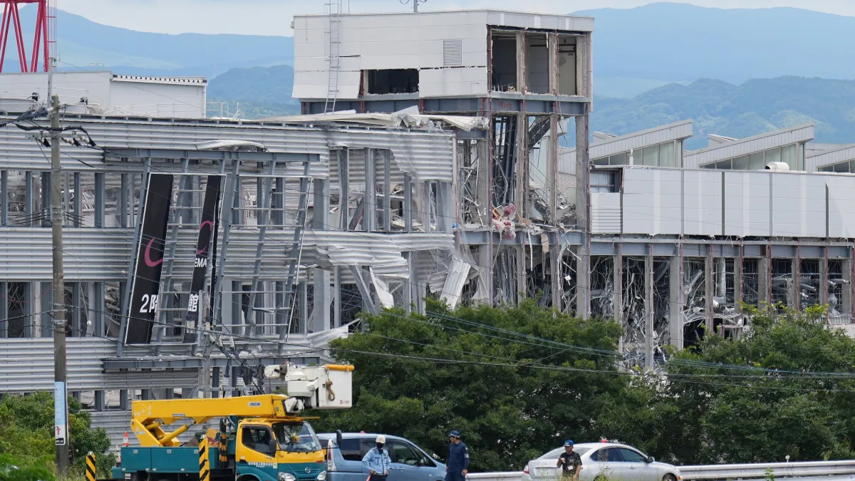日本南部熊本縣鹿島市因地震爆炸而受損的永旺購物中心(AEON Mall)。(美聯社)