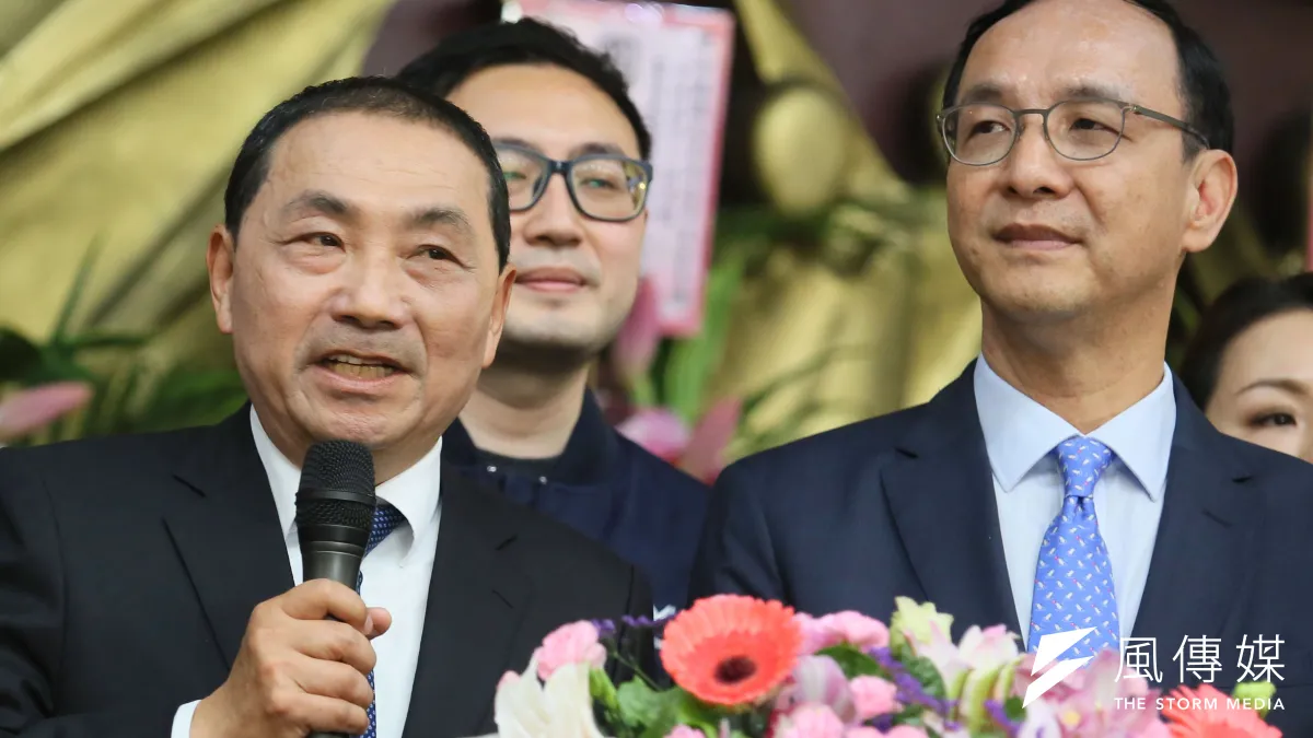 2024大選將至,歷經選策會風波後,國民黨主席朱立倫(右)、新北市長候友宜(左)20日在新北市議會黨團幹部就職典禮中同框,兩人互動格外引人關注。(資料照,柯承惠攝)