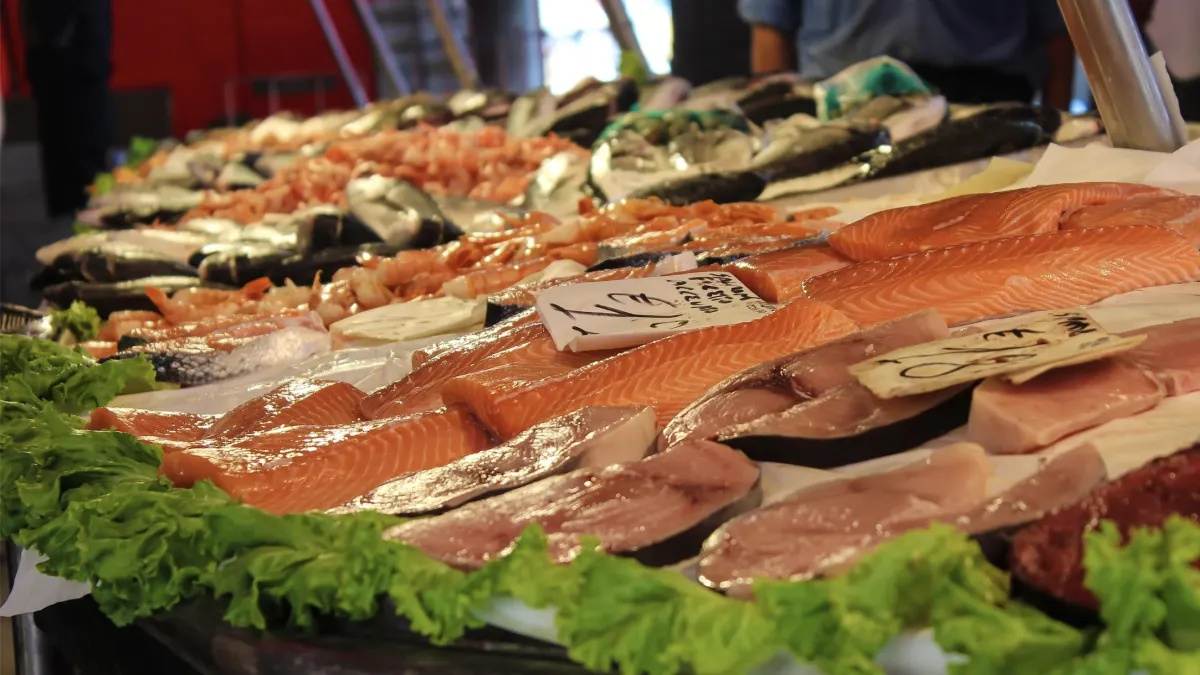 要挑選新鮮的魚貨才能吃的健康。(示意圖/取自Pixabay)