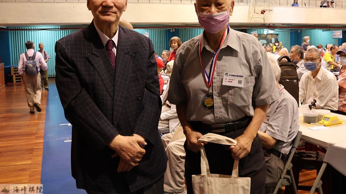 林海峰名譽天元與北區十傑組23屆全勤的張海榮選手合影留念。(海峰棋院) 林海峰名譽天元與北區十傑組23屆全勤的張海榮選手合影留念。(海峰棋院)