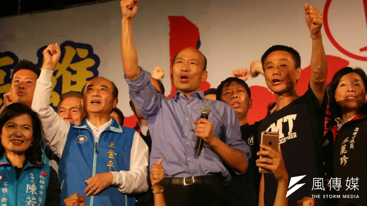 國民黨高雄市長候選人韓國瑜在鳳山造勢大會上振臂高喊:「自己的高雄自己救,自己的未來自己拼!」(柯承惠攝)