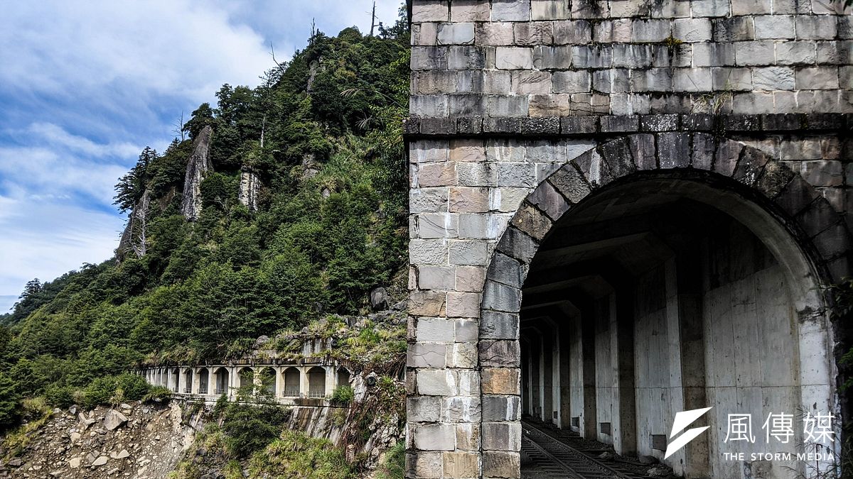 為提升行走安全性及維護景觀,阿里山林鐵眠月線於111年1月17日至111年4月30日封閉路線施工,台灣一葉蘭自然保留區將暫停開放。(圖/洪煜勛攝) 為提升行走安全性及維護景觀,阿里山林鐵眠月線於111年1月17日至111年4月30日封閉路線施工,台灣一葉蘭自然保留區將暫停開放。(圖/洪煜勛攝)