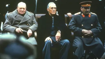 1945年2月,雅爾塔會議,丘吉爾、羅斯福和斯大林(自左至右)被成為三巨頭