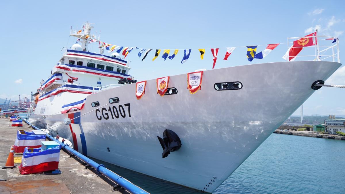 千噸級「澎湖艦」交船、下一艘命名曝光!台灣首位女性引水人擲瓶 管碧玲:國艦國造新成果