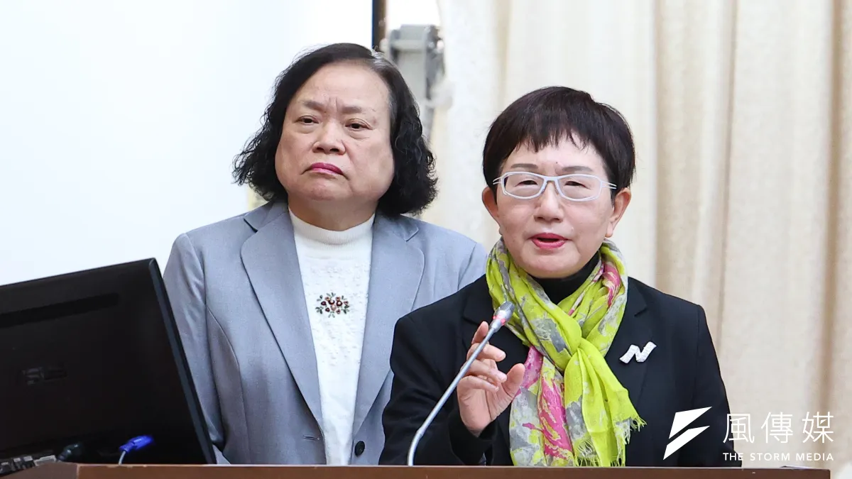 20241230-財政部長莊翠雲(右)、行政院主計長陳淑姿(左)30日就「行政院表示:因財劃法修正,114年度總預算須重編」備詢,財主首長都否認重編說。(顏麟宇攝)