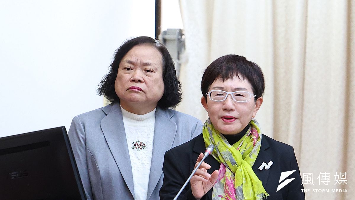 20241230-財政部長莊翠雲(右)、行政院主計長陳淑姿(左)30日就「行政院表示:因財劃法修正,114年度總預算須重編」備詢,財主首長都否認重編說。(顏麟宇攝) 20241230-財政部長莊翠雲(右)、行政院主計長陳淑姿(左)30日就「行政院表示:因財劃法修正,114年度總預算須重編」備詢,財主首長都否認重編說。(顏麟宇攝)