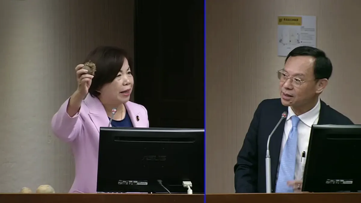 國民黨立委楊瓊瓔(左)手持馬鈴薯,於立法院質詢衛福部長石崇良(右)。(取自國會頻道)