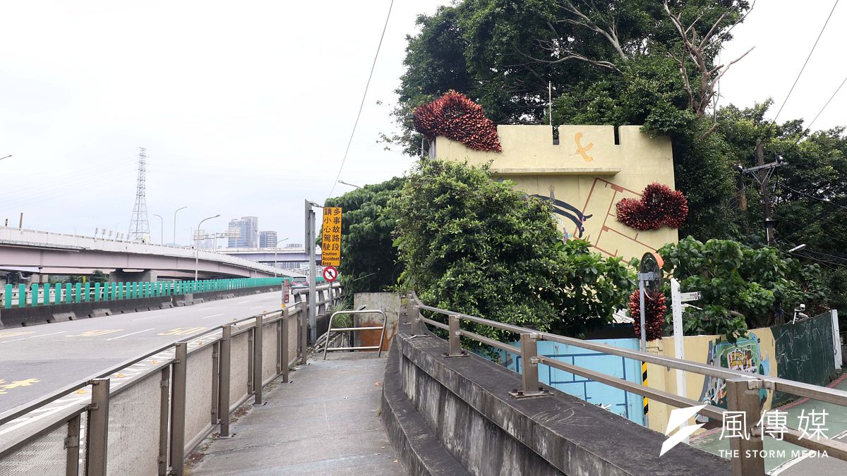 福和橋憲兵據點位於台北端,但植物茂盛,加上外牆被畫上寶藏巖地圖,已不再起眼。(蘇仲泓攝) 福和橋憲兵據點位於台北端,但植物茂盛,加上外牆被畫上寶藏巖地圖,已不再起眼。(蘇仲泓攝)