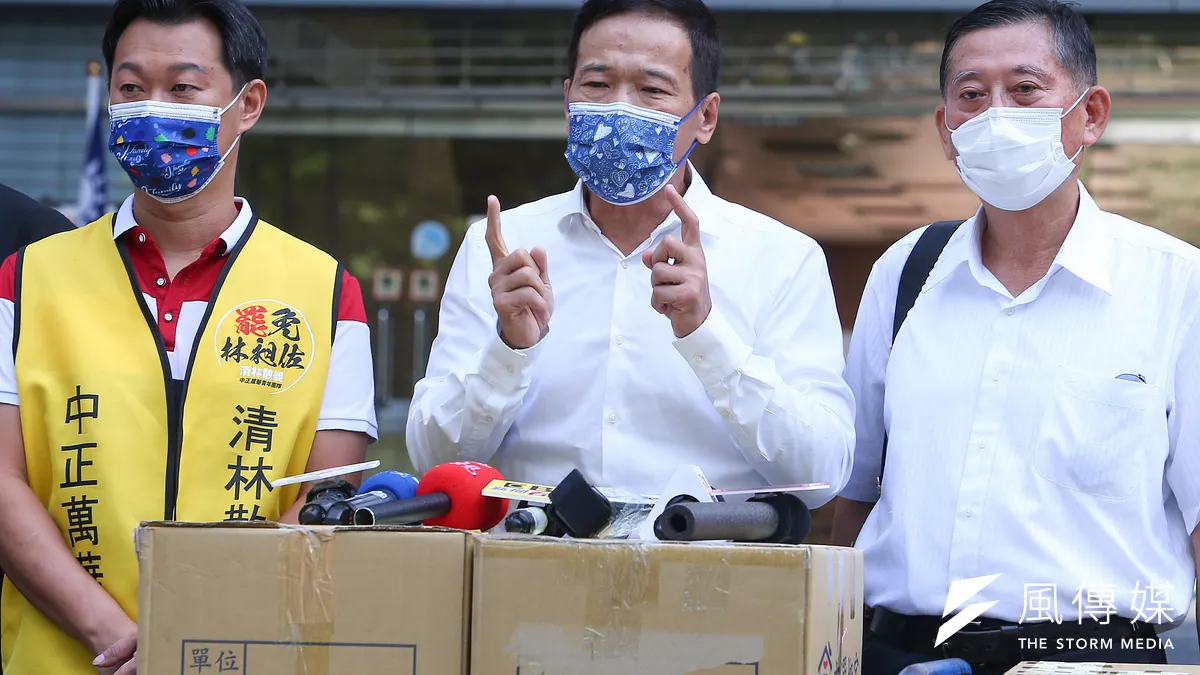 台北市議員鍾小平(中)、罷免林昶佐領銜人鄭大平(右)及萬華在地居民在11月9日至台北市選舉委員會繳交罷免連署書。(資料照,顏麟宇攝) 台北市議員鍾小平(中)、罷免林昶佐領銜人鄭大平(右)及萬華在地居民在11月9日至台北市選舉委員會繳交罷免連署書。(資料照,顏麟宇攝)